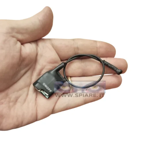 il nostro piccolissimo registratore con microfono esterno sul palmo della mano
