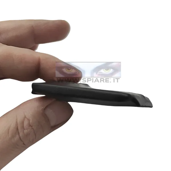 Mini registratore vocale 7 giorni tenuto tra pollice e indice, con spessore massimo di 10 mm