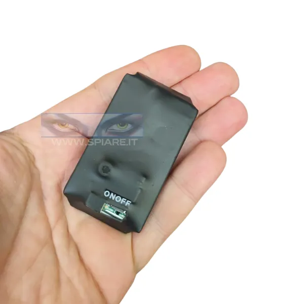 Mini registratore vocale professionale appoggiato sul palmo della mano per mostrare dimensioni e portabilità