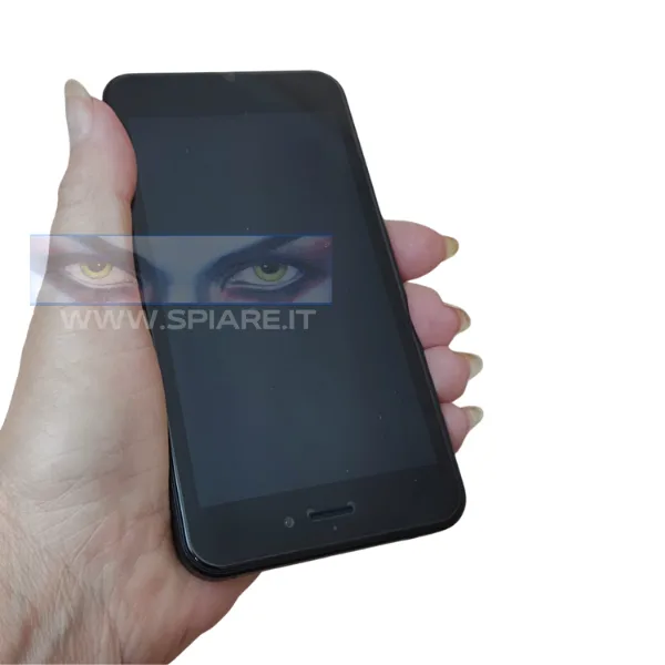 Smartphone con telecamera spia nascosta tenuto in mano, posizione naturale