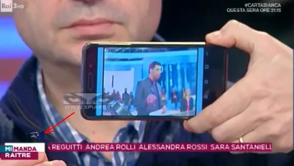 Francesco Polimeni di Spiare.it mostra la microtelecamera a bottone e l'inquadratura in diretta su smartphone a Salvo Sottile a Mi Manda RaiTre