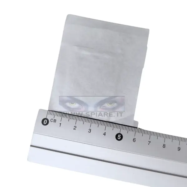 gps compatto e sottile un tracker da portafoglio accanto un righello