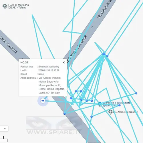 Schermata dell'app dedicata con tracciato e storico posizioni del localizzatore GPS più piccolo al mondo. Esempio di report percorsi con indicazione degli indirizzi e degli orari di sosta.