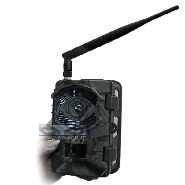 Fototrappola Telecamera notturna a infrarossi invisibili (940nm) professionale. Il dispositivo è mostrato in mano per evidenziare lo schermo di puntamento e la tastiera di configurazione interna.