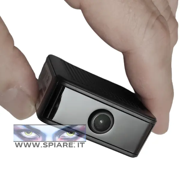 Microcamera spia WiFi 1080p ultra-compatta 35g tenuta in mano - dimensioni reali